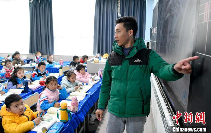 3月14日，西藏拉薩市第一小學藏語文老師拉巴次仁在課堂上?！±盍?攝