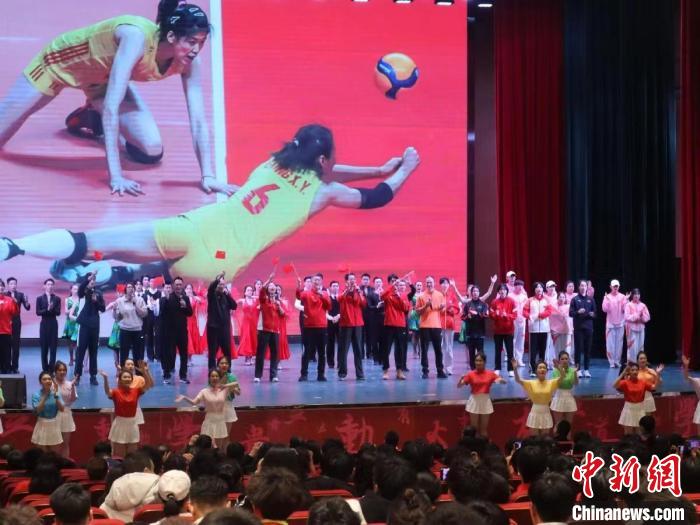2023年全國青少年女排集訓閉幕式現場?！√旖蝮w育學院供圖