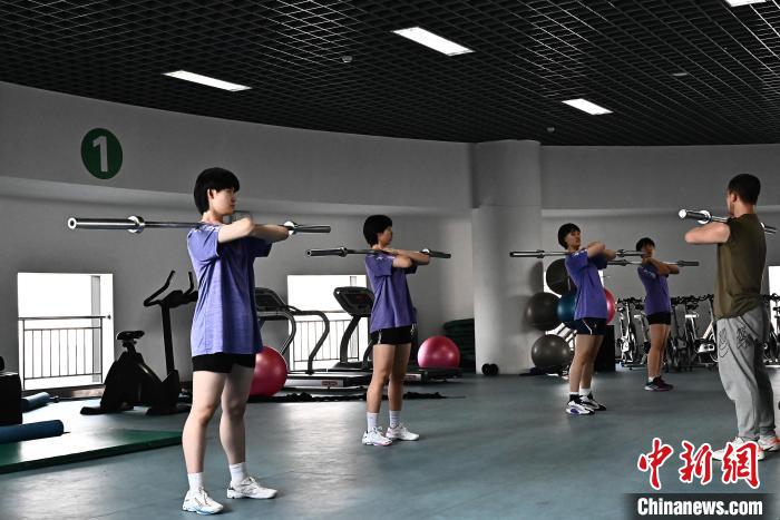 圖為全國青少年女排在天津進行集訓?！√旖蝮w育學院供圖