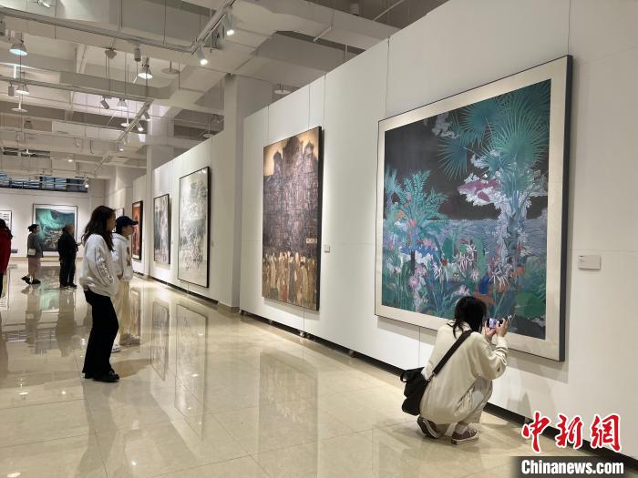 圖為全國青年教師中國畫學(xué)術(shù)邀請展吸引學(xué)生觀展。　鐘旖 攝