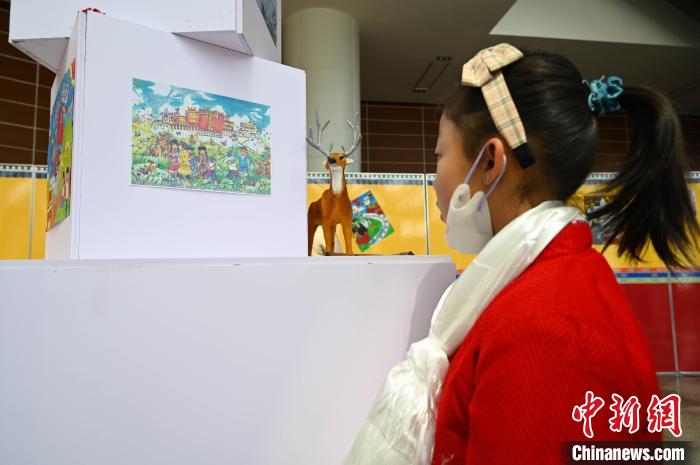 圖為學生參觀繪畫展。　趙朗 攝