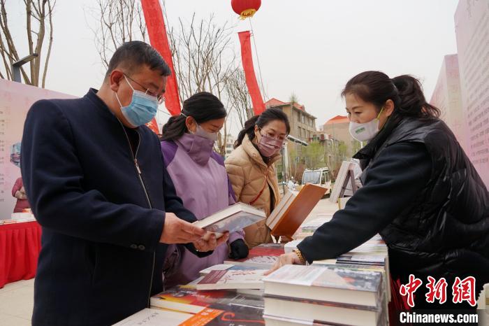 圖為民眾在活動現場購書。　馬銘言 攝