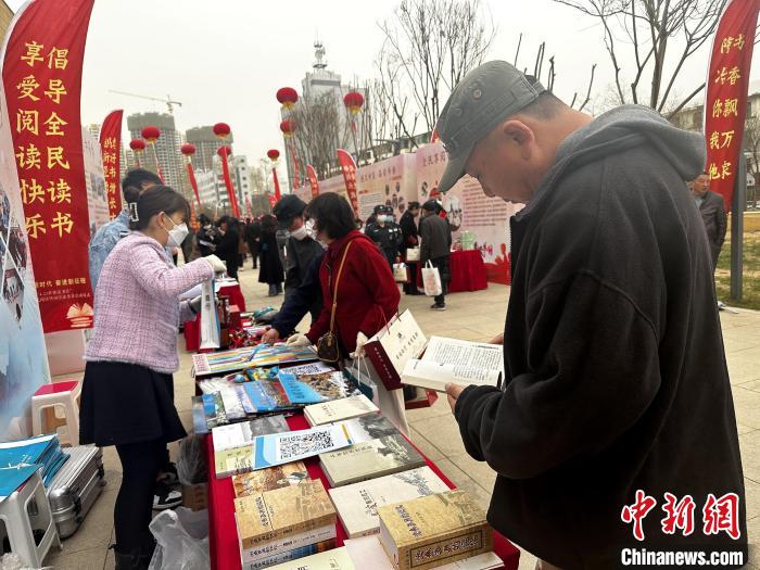 圖為民眾在活動現場讀書、購書。　李雋 攝