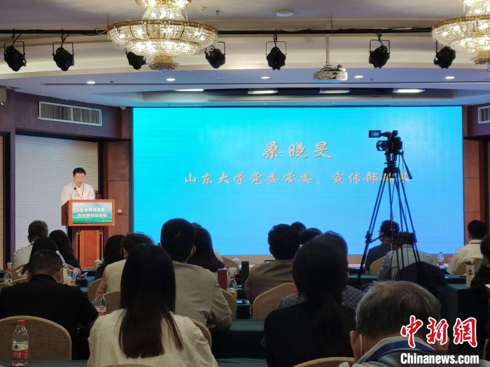 山東大學黨委常委、宣傳部部長桑曉旻在現(xiàn)場致辭?！⊥醪赦?攝