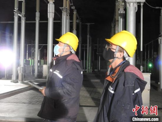 圖為5月10日凌晨，國網青海檢修公司柴達木換流站運維人員在進行柴拉直流系統停電操作。　姚曉英 攝