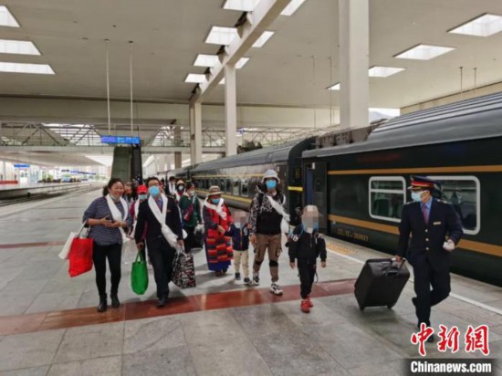 圖為拉薩車站工作人員為西藏先心病患兒和陪同人員提供“綠色”接力幫扶，并開通了專門通道，讓他們快速進站上車。拉薩車站 供圖