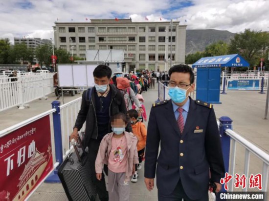 圖為拉薩車站工作人員為西藏先心病患兒和陪同人員提供“綠色”接力幫扶，并開通了專門通道，讓他們快速進站上車。拉薩車站 供圖