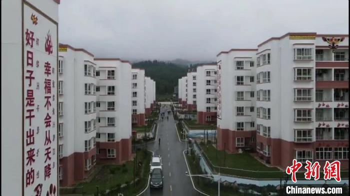越西縣最大的易地扶貧搬遷安置點(diǎn)——城北感恩社區(qū)。　何浠 攝