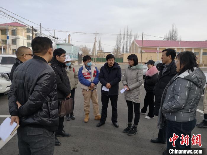 圖為青海大學工作人員正在現場考察該項目進行情況。　李江寧 攝