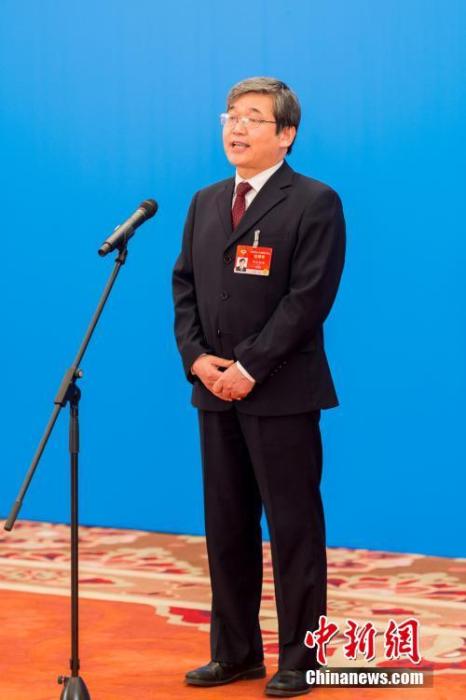3月10日，全國政協十三屆四次會議第三場“委員通道”采訪活動在北京人民大會堂新聞發布廳舉行。圖為全國政協委員阿拉坦倉通過網絡視頻方式接受媒體采訪。<a target='_blank' ><p  align=