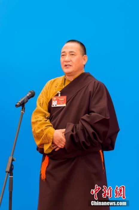 3月10日，全國政協十三屆四次會議第三場“委員通道”采訪活動在北京人民大會堂新聞發布廳舉行。圖為全國政協委員洛桑山丹通過網絡視頻方式接受媒體采訪。<a target='_blank' ><p  align=