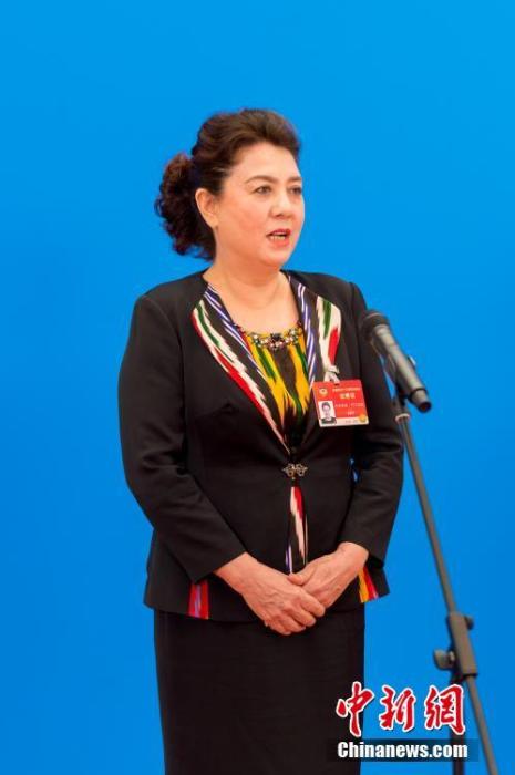 3月10日，全國政協十三屆四次會議第三場“委員通道”采訪活動在北京人民大會堂新聞發布廳舉行。圖為全國政協委員古麗帕麗·阿不都拉通過網絡視頻方式接受媒體采訪。<a target='_blank' ><p  align=