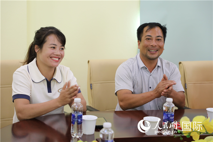 越南沙巴市黃連寄宿制民族小學(xué)老師阮氏秋姮、阮文享。人民網(wǎng)記者簡(jiǎn)承淵攝