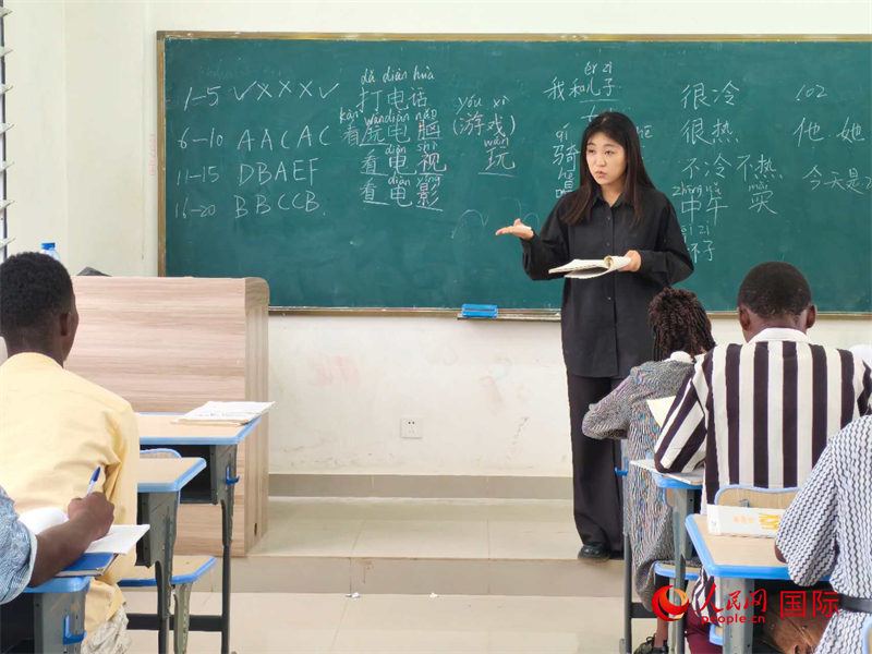 中國老師在給學生們講課。人民網記者 黃培昭攝