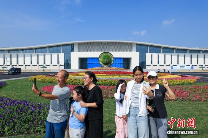 8月31日，天津，市民在2025年上海合作組織峰會(huì)主會(huì)場(chǎng)外自拍。當(dāng)日，2025年上海合作組織峰會(huì)在天津舉行。<a target='_blank' href='/'><p  align=