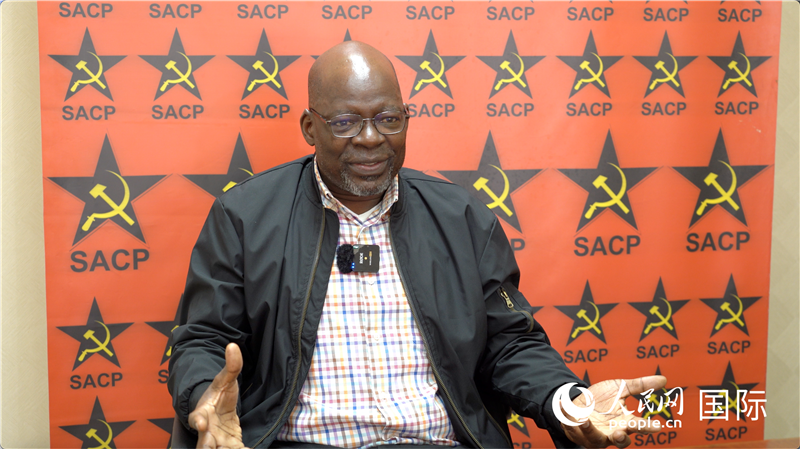 南非共產(chǎn)黨總書(shū)記索利 馬派拉接受人民網(wǎng)記者采訪。人民網(wǎng) 劉暢攝