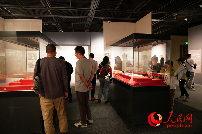 “五一”假期，游客在首都博物館參觀展覽。人民網(wǎng)記者 韋衍行攝