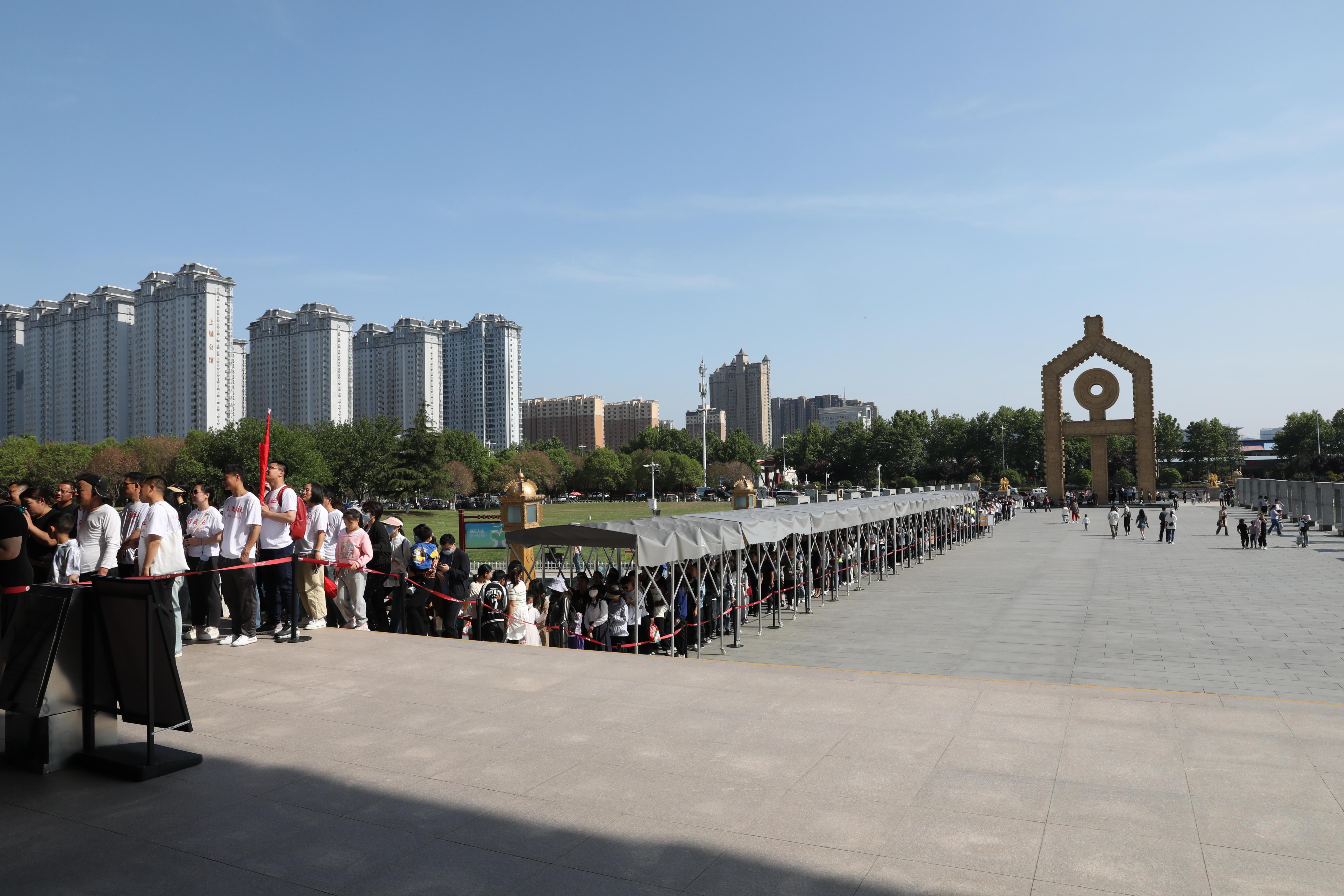 “五一”期間，中國文字博物館外游客有序排隊。中國文字博物館供圖