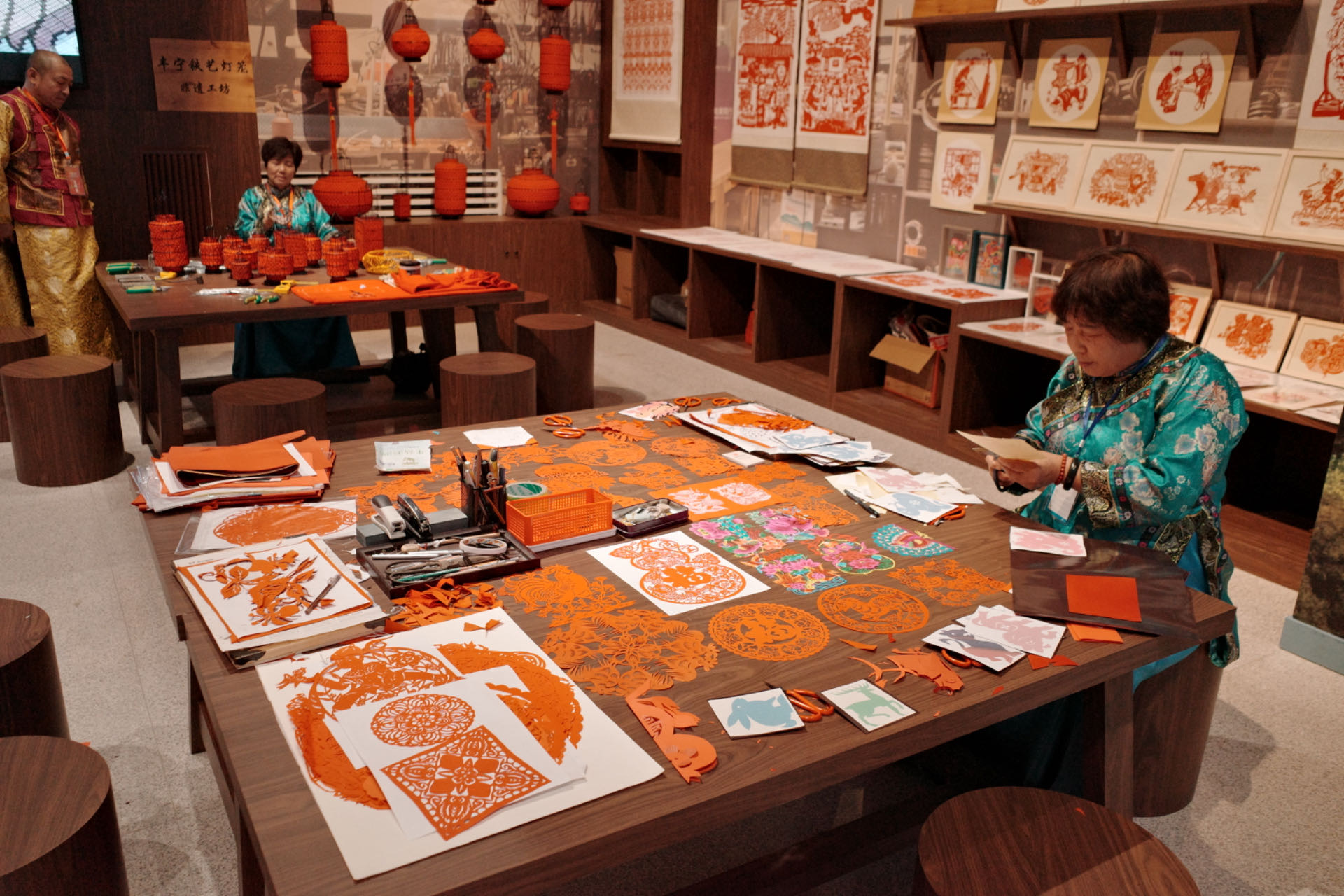 “氣象萬(wàn)千——中國(guó)非遺保護(hù)實(shí)踐主題展”上，非遺傳承人現(xiàn)場(chǎng)展示。人民網(wǎng)記者 劉微攝