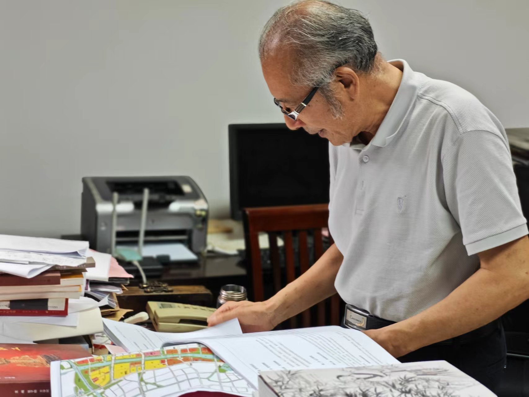 顧風在辦公室翻閱資料。人民網記者 黃鈺攝