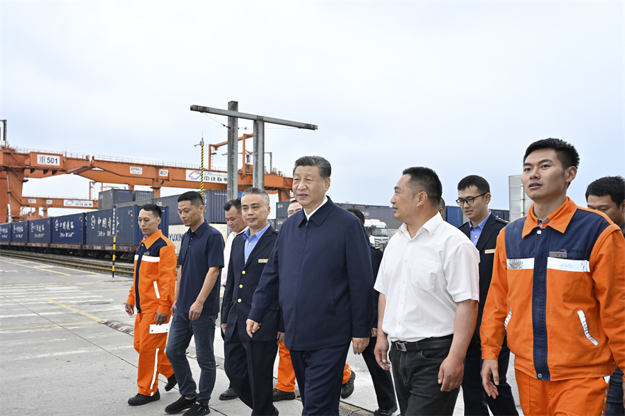 2024年4月22日至24日，中共中央總書記、國家主席、中央軍委主席習近平在重慶考察。這是22日下午，習近平在重慶國際物流樞紐園區重慶鐵路集裝箱中心站，同貨車司機、列車司機、裝卸工人、場站管理人員等親切交流。新華社記者 岳月偉 攝
