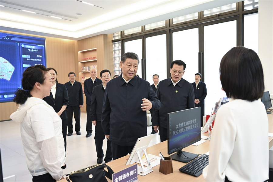 2024年4月22日至24日，中共中央總書記、國家主席、中央軍委主席習近平在重慶考察。這是22日下午，習近平在九龍坡區謝家灣街道民主村社區考察。新華社記者 謝環馳 攝