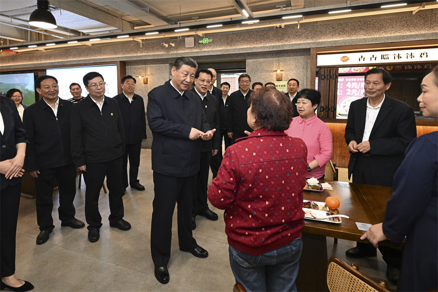 2024年4月22日下午，習近平在九龍坡區謝家灣街道民主村社區考察時，同正在社區食堂就餐的群眾親切交流。新華社記者 謝環馳 攝