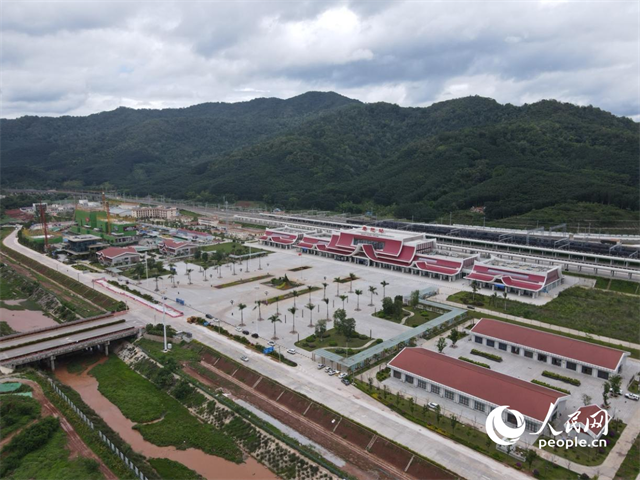 航拍云南磨憨口岸。 人民網(wǎng)記者 符皓攝