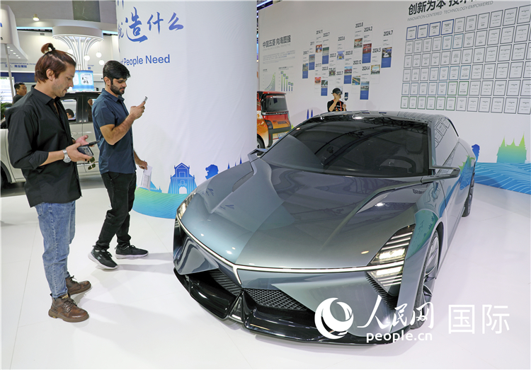 東博會(huì)上，上汽通用五菱展出的一款名為“東盟之光”的新能源概念車(chē)吸引參觀者駐足。人民網(wǎng)記者趙益普攝