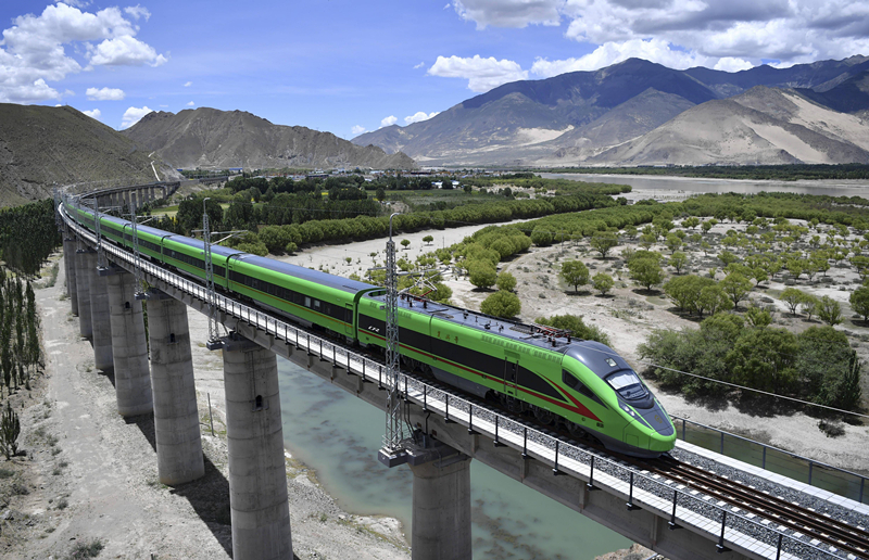 2022年6月22日，復(fù)興號列車行駛在西藏山南境內(nèi)。