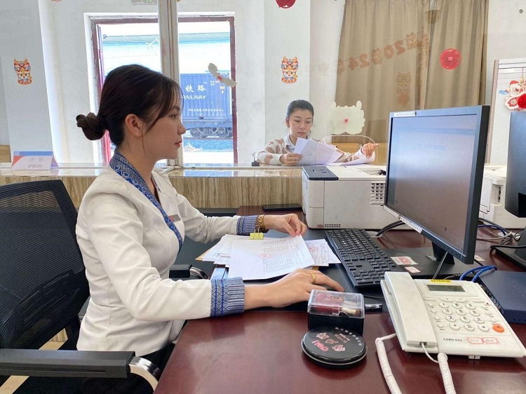 春節(jié)期間，中老鐵路員工堅守崗位，保障鐵路運行安全、暢通。李加勇攝