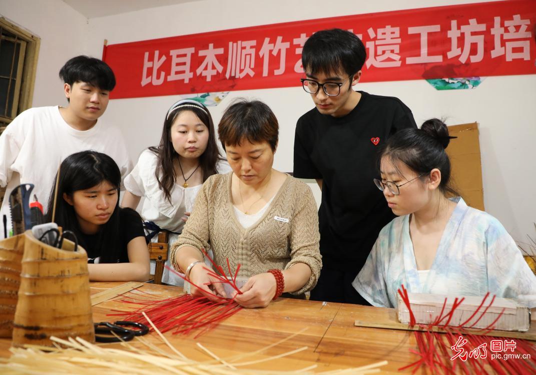 直播助農、健康義診、扮靚街巷……青年學子暑期返鄉服務桑梓