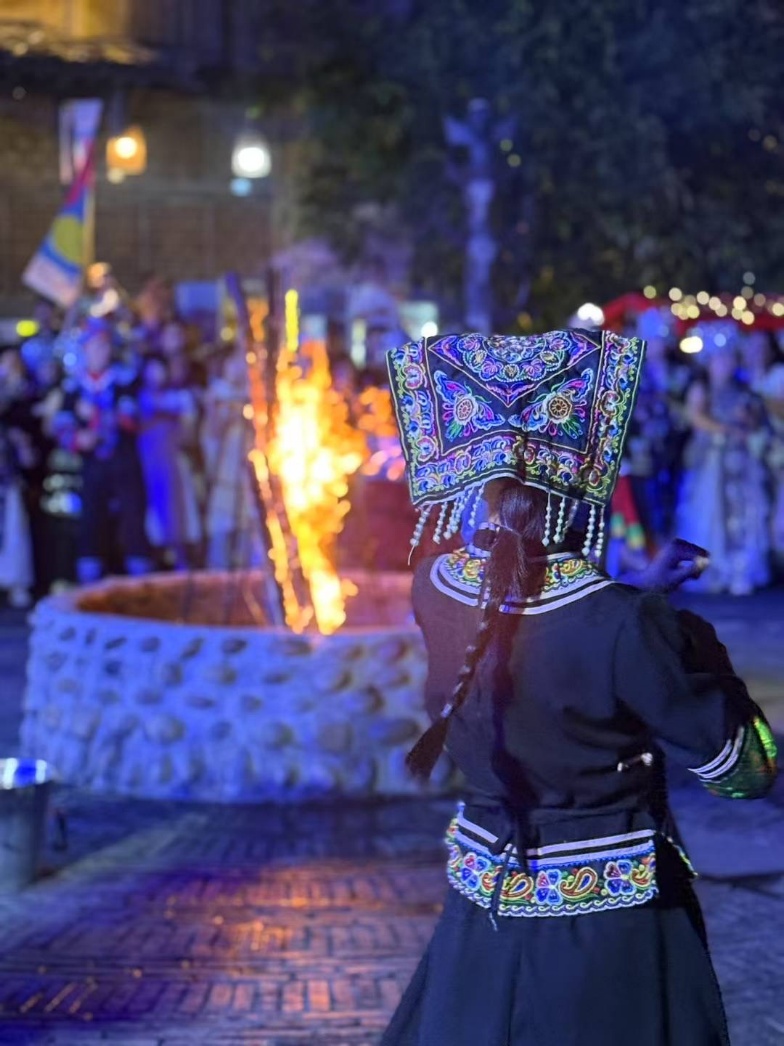 2025年7月,貴州烏江寨“萬人打跳夜”現場。受訪者供圖