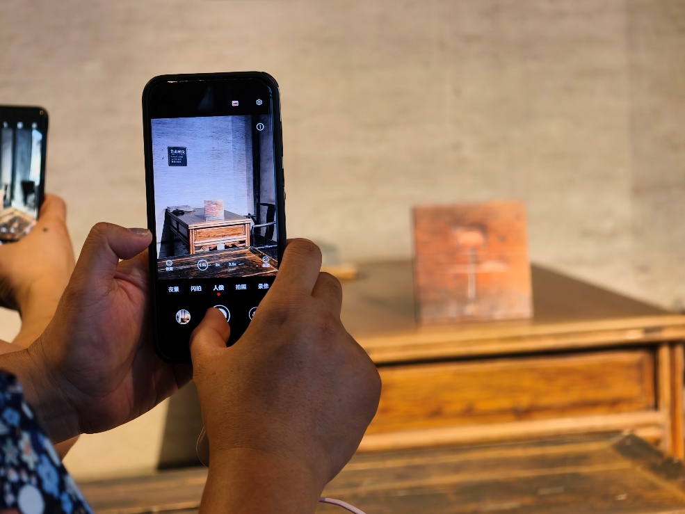 2025年7月15日,暑期研學團小朋友在浙江省紹興市三味書屋拍攝魯迅讀書座位及課桌上的“早”字。受訪者供圖