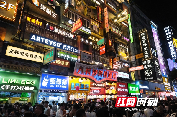 “五一”假期五一商圈客流激增，網紅長沙再現頂流效應。.jpg
