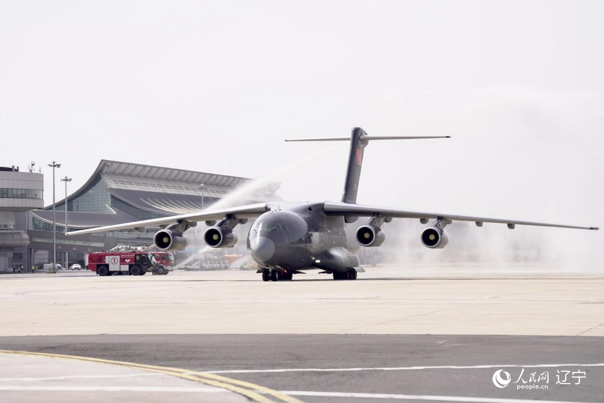 沈陽桃仙國際機場以“過水門”最高禮遇迎接英烈回家。人民網記者 邱宇哲攝