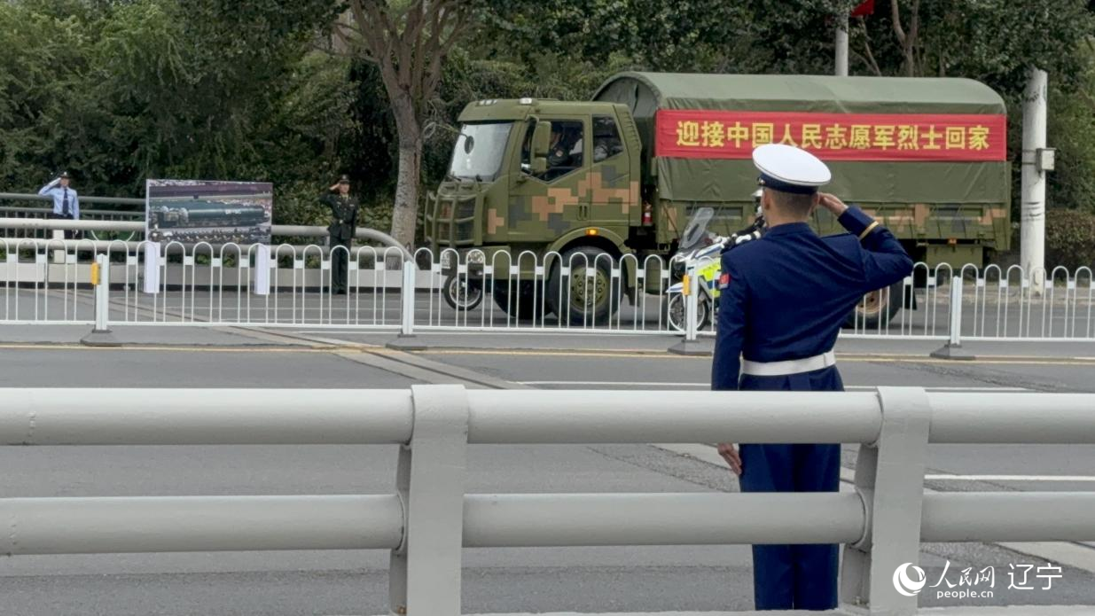 沈陽市渾河橋東側，擺放著東風—5C導彈的受閱照片。人民網記者 湯龍攝