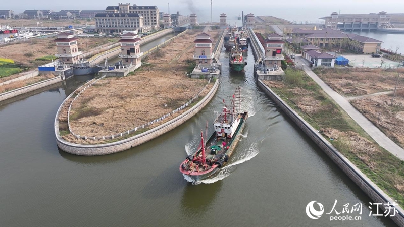 接鮮船駛過(guò)南通啟東呂四漁港船閘。人民網(wǎng)記者 余樂(lè)攝