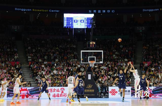 11月12日，十五運會男籃成年組決賽，現場有序而熱烈。張由瓊 攝