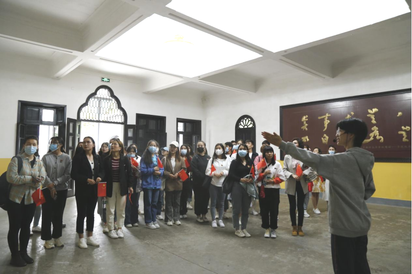 2021年5月20日，在喜迎中國共產(chǎn)黨建黨100周年之際，我校開展了少數(shù)民族學(xué)生“學(xué)黨史、感恩黨、跟黨走”紅色研學(xué)活動(dòng)。