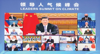 2021年4月22日晚，應(yīng)美國總統(tǒng)拜登邀請，國家主席習近平在北京以視頻方式出席領(lǐng)導人氣候峰會，并發(fā)表題為《共同構(gòu)建人與自然生命共同體》的重要講話。新華社記者 李 響攝