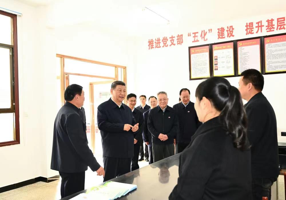 △2024年3月19日，習近平總書記在湖南常德市鼎城區謝家鋪鎮港中坪村黨群服務中心了解當地為基層減負、提升基層治理效能等情況。