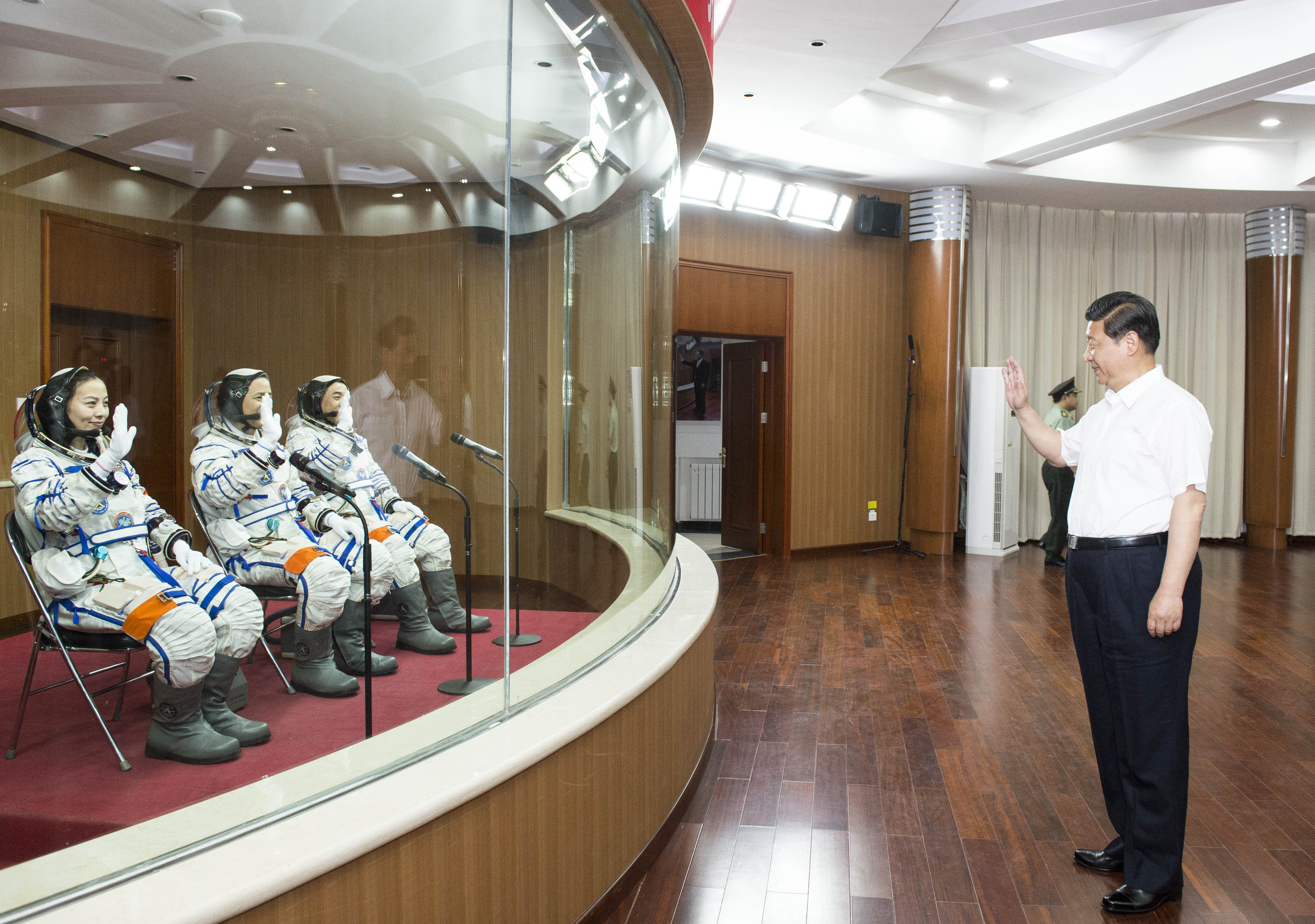 2013年6月11日，習(xí)近平總書記在酒泉衛(wèi)星發(fā)射中心觀看神舟十號(hào)載人飛船發(fā)射。這是習(xí)近平向即將出征的航天員聶海勝、張曉光、王亞平揮手致意。