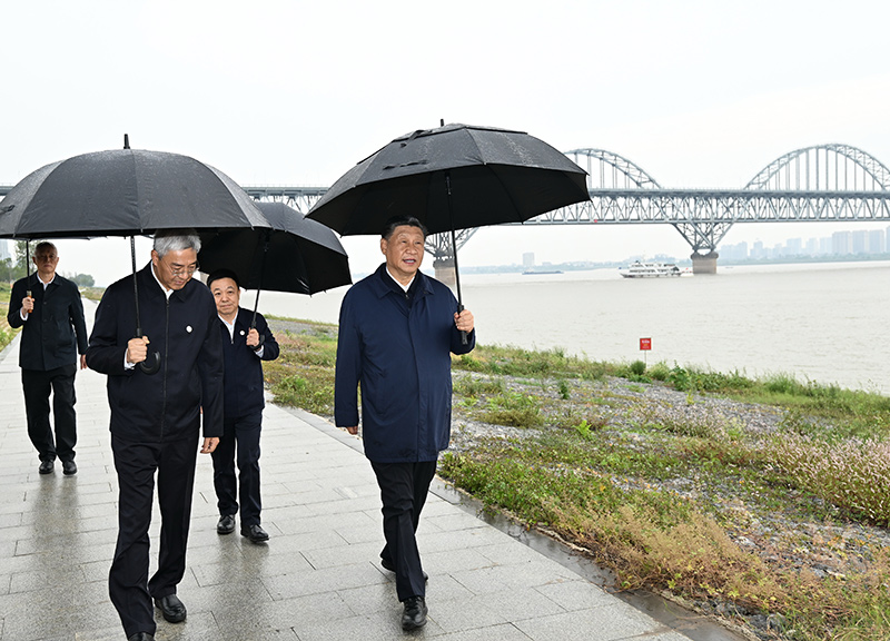 2023年10月10日至13日，中共中央總書記、國家主席、中央軍委主席習近平在江西考察。這是10日下午，習近平在長江國家文化公園九江城區(qū)段考察時，冒雨沿江堤步行察看沿岸風貌。新華社記者 謝環(huán)馳 攝