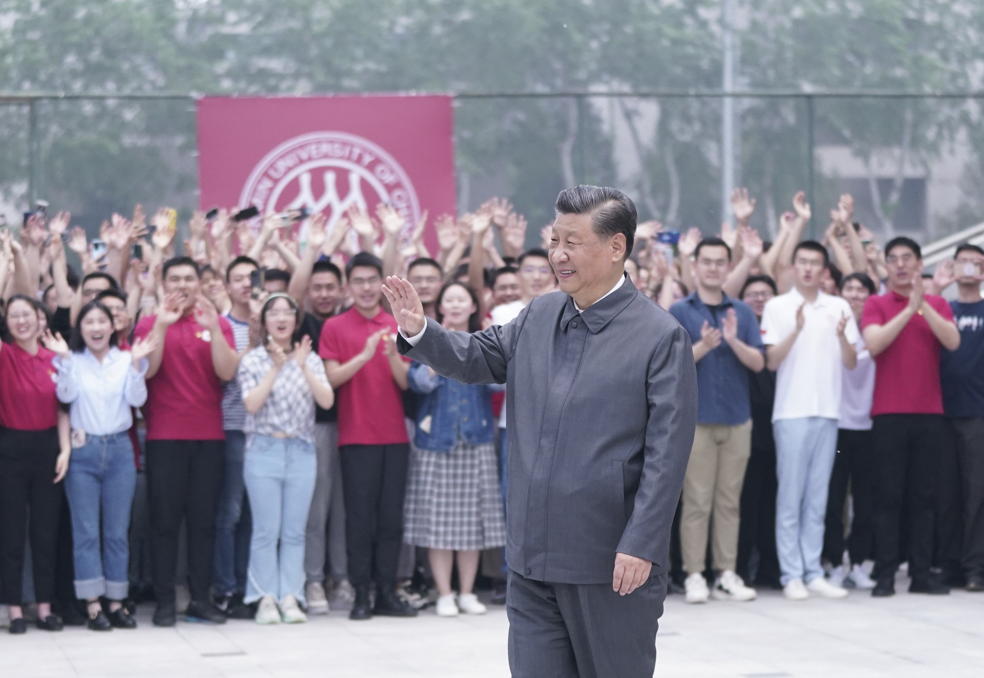 2022年4月25日，習近平總書記來到中國人民大學考察調(diào)研。這是習近平向師生們揮手致意。
