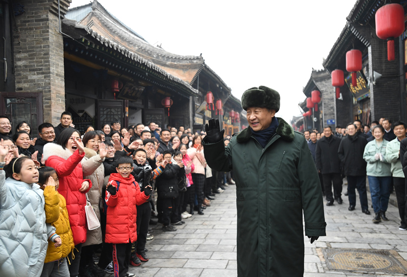 2022年1月27日，習近平總書記在平遙古城向現(xiàn)場群眾揮手致意。