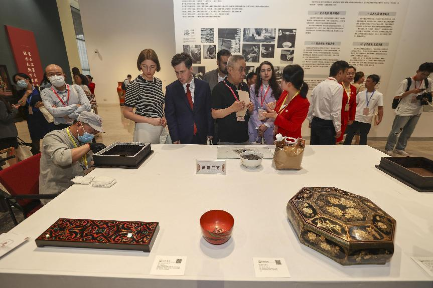 2023年5月28日，北京，推光漆器匠人為駐華使節(jié)展示技藝。
