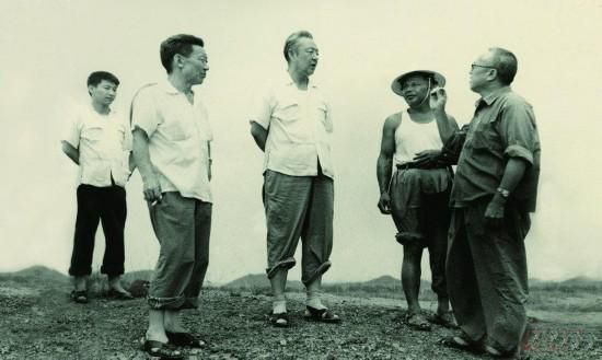 1978年8月，習(xí)仲勛（左三）在廣東惠陽農(nóng)村調(diào)研。在清華大學(xué)讀書的習(xí)近平（左一）利用暑假時(shí)間參加社會實(shí)踐，隨同父親一起下鄉(xiāng)。