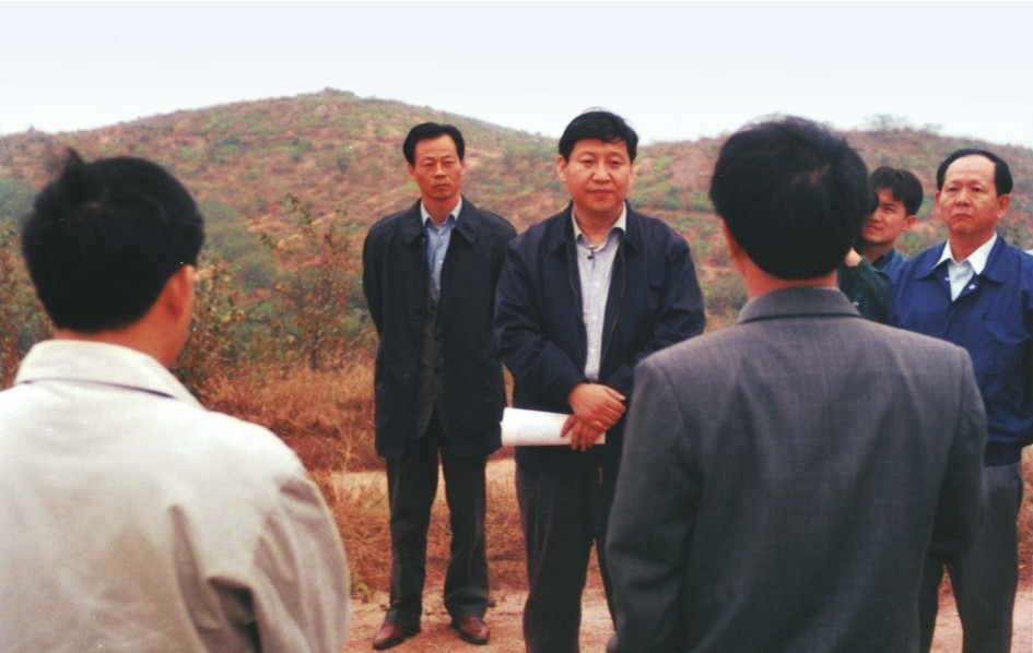 1999年11月，習近平在龍巖市長汀縣河田水土流失治理區調研。圖源：《習近平在福建（下）》