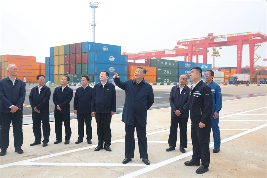 2024年5月22日至24日，中共中央總書記、國(guó)家主席、中央軍委主席習(xí)近平在山東考察。這是22日下午，習(xí)近平在日照港察看全自動(dòng)化集裝箱碼頭作業(yè)場(chǎng)景。新華社記者 鞠鵬 攝